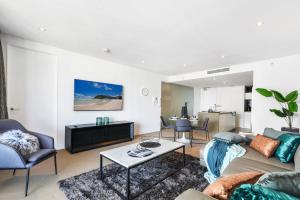 Oracle Broadbeach Wonderful Modern 2 Bed 1 Bath Apartment - CoastHM