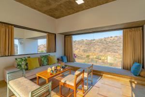StayVistas Sage Scenery - Mountain-View Villa with Infinity Pool & Terrace