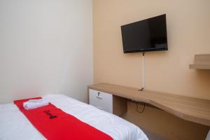 RedDoorz Plus near UMS Solo 2