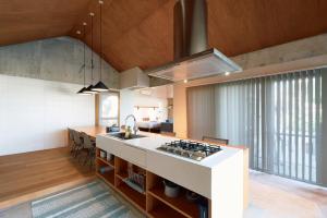 オーシャンビューの静かな84平米の空間で暮らすように泊まる宿m yomitan nagahama