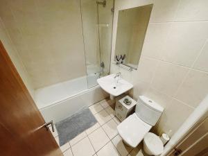 Modern City Centre Apartment Private Parking Space - Sleeps 4