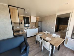 Campings Modele d'exception, 3 ch, 2 sdb, 43m2 - proche parc aquatique : photos des chambres