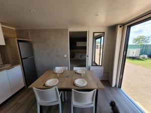 Campings Modele d'exception, 3 ch, 2 sdb, 43m2 - proche parc aquatique : photos des chambres