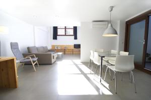Two-Bedroom Apartment room in Smart Suites Albaicin
