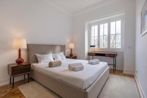 Magnificent 4BDR Apartment in Lisbon by LovelyStay