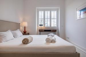 Magnificent 4BDR Apartment in Lisbon by LovelyStay