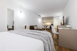 FLORIT FLATS - The Apolo Studio