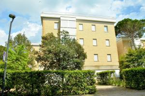 Lovely flat with private garden next to the beach