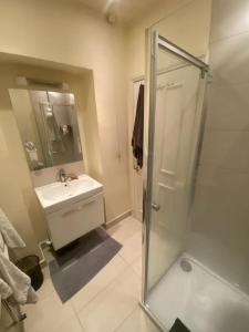 Dancer Road - welcoming flat with outdoor space