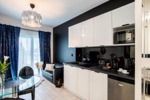 Nowoczesny apartament GLAMOUR Łódź z prysznicem pośrodku