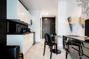 Nowoczesny apartament GLAMOUR Łódź z prysznicem pośrodku