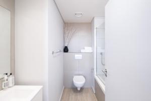 Modern Two Bedroom Unit, Mountain & Harbour Views