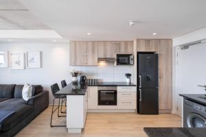 Modern Two Bedroom Unit, Mountain & Harbour Views