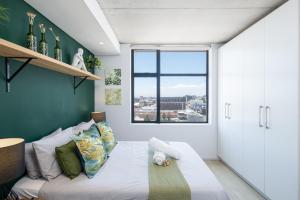 Modern Two Bedroom Unit, Mountain & Harbour Views