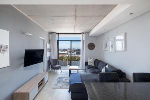 Modern Two Bedroom Unit, Mountain & Harbour Views