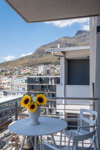 Modern Two Bedroom Unit, Mountain & Harbour Views