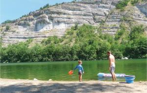 Maisons de vacances Awesome home in Bordezac with Outdoor swimming pool : photos des chambres