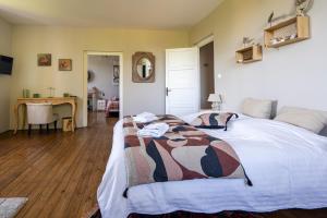 B&B / Chambres d'hotes Domaine Le Jardin Suspendu - Piscine chauffee - Proche du Puy duFou - : photos des chambres