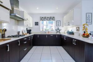 Luxury detached home in 168 Upton Grange