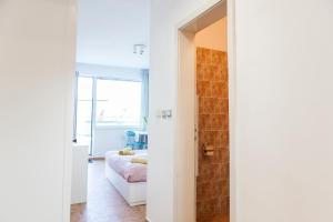 Tonys Sunny Rooftop Studio by Flat Mаnager