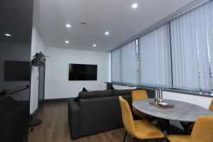 New Oxford House Apartments By Happy Days