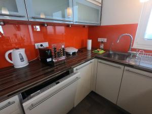 Hiša v mesečini - Moonlight house