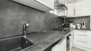 Appartements HOMEY LA COLOC MUGI - Colocation haut de gamme - Chambres privees - Balcon - Wifi et Netflix - Proche transports commun : photos des chambres