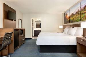 King Room - Non-Smoking room in Days Inn & Suites by Wyndham Anaheim At Disneyland Park