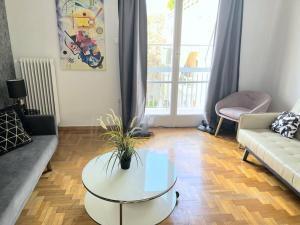 Eχquisite apt in Acropolis-plakavaccinatedHost