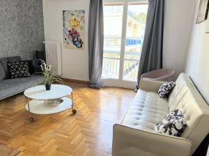 Eχquisite apt in Acropolis-plakavaccinatedHost