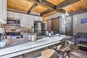 half Mi to Chairlift! Breck Condo with Hot Tub Access