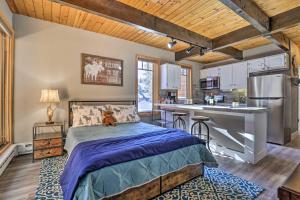 half Mi to Chairlift! Breck Condo with Hot Tub Access