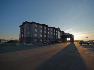 Redwood Inn & Suites