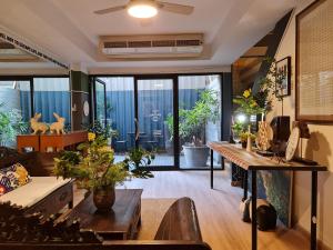 Somewhere to Escape - Hometel