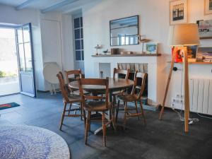 Maisons de vacances Villa contemporaine avec vue mer a Sauzon - FR-1-418-201 : photos des chambres