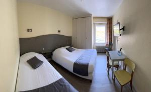 Hotels Logis De La Grande Cascade : Chambre Triple Familiale