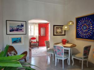 Casa decorada com garagem perto da Praia Perequê