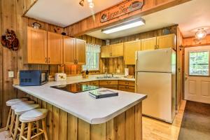 Lakefront Cumberland Cabin w Dock & Fire Pit!