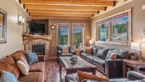 Forest Lane Hideaway - Luxurious Family Friendly Home w Private Hot Tub