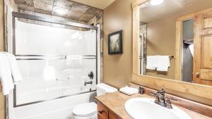 Forest Lane Hideaway - Luxurious Family Friendly Home w Private Hot Tub