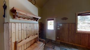 Forest Lane Hideaway - Luxurious Family Friendly Home w Private Hot Tub