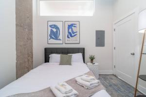 McCormick Place Amazing 2BR Suite with City View and Optional Parking for up to 8 guests Near Soldier Field and Lakefront Trail