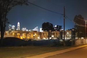 Suite 7, Sleep 6, Walk to Attractions in Uptown