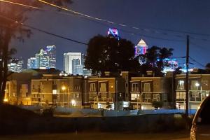 Suite 7, Sleep 6, Walk to Attractions in Uptown