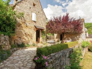 Maisons de vacances Tasteful Cottage in Roziers with Terrace : Maison de Vacances 2 Chambres