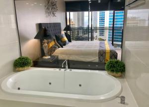 Gorgeous Apartment Spa Bath & Ocean Views