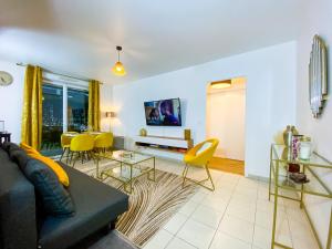 The Golden HouseParkingGarden