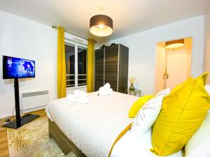 The Golden HouseParkingGarden