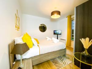 The Golden HouseParkingGarden