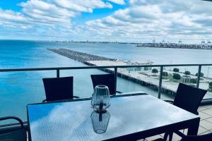 Amzing Ocean View Spacious Three Bedrooms Apartment Port Melbourne